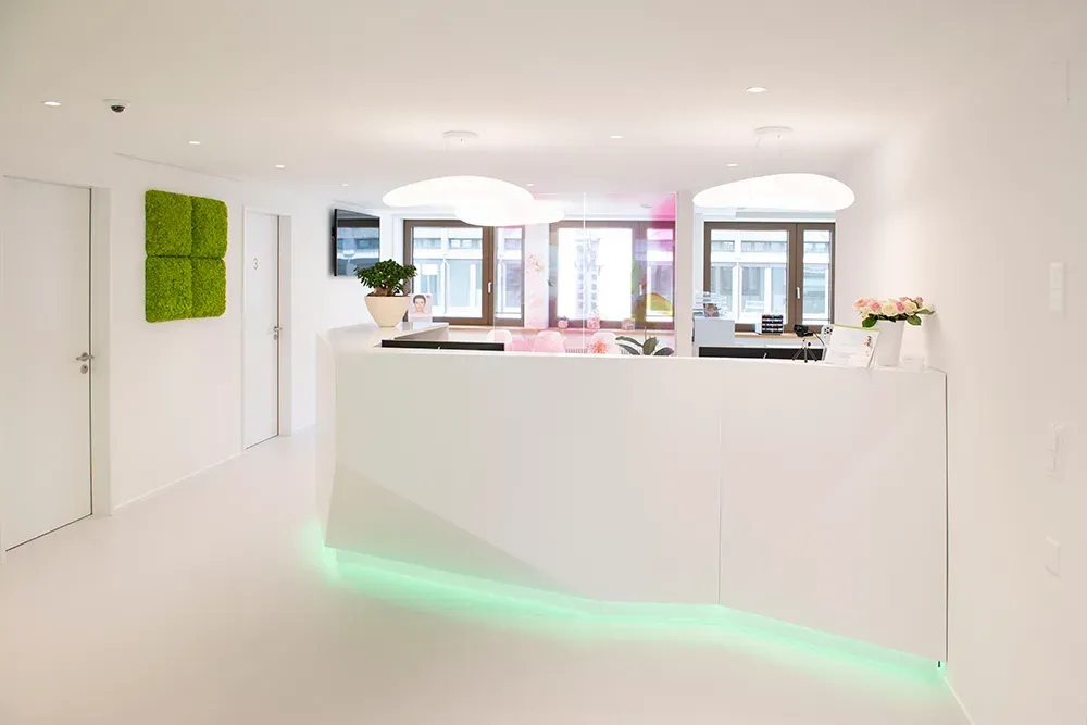 Empfangsdesk in der neuen, hellen Praxis am Untertor 33, Winterthur