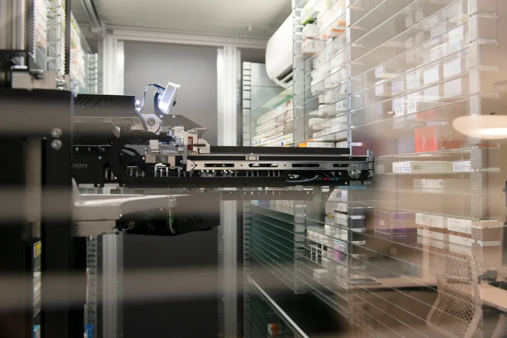 Blick in den Medikamentenraum mit dem Rowa Kommissionier-Modul. Dieser Automat findet das gesuchte Medikament rasch und fehlerfrei.