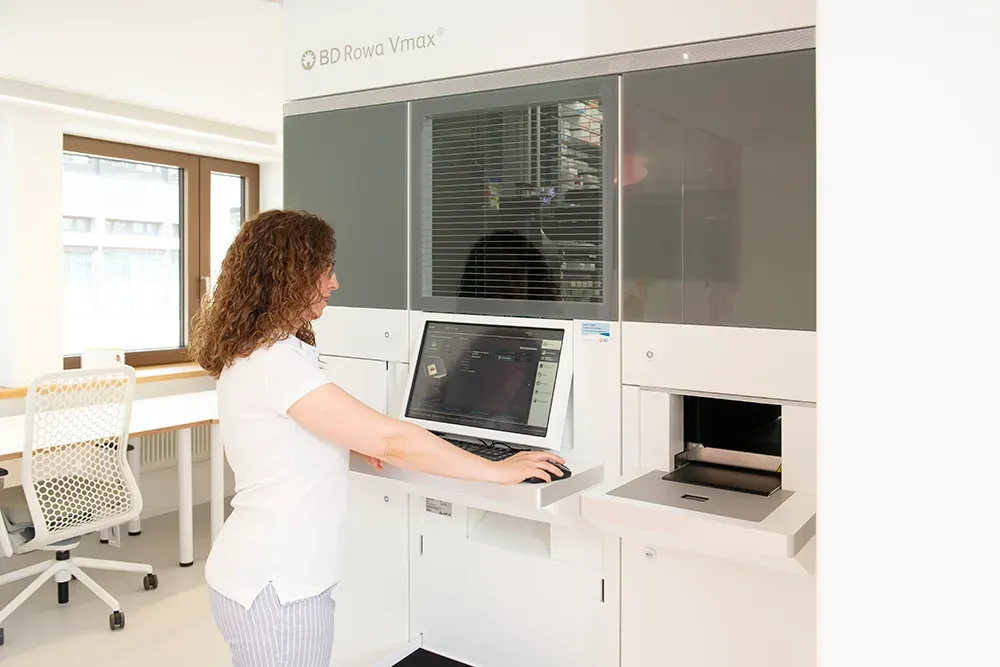 Das gewünschte Medikament wird durch Arzt oder Ärztin im Sprechzimmer in das vitomed eingegeben. Nach einem Knopfdruck im Programm durch den Arzt liefert der Rowa Automat die Medikamente direkt zur Abgabestelle bei den MPA.
