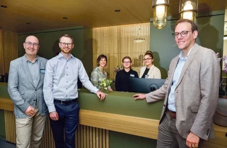 Vitasphère Gesundheitszentrum in Oensingen: (Von links) Andreas Baumann (Neurologe in Langenthal und Mitinitiant), Sebastian Stiebitz (leitender Arzt), Sabine Sterki, Noemi Rohner und Ibadete Dzemailji (MPAs) und Fabian Gloor (Gemeindepräsident Oensingen)