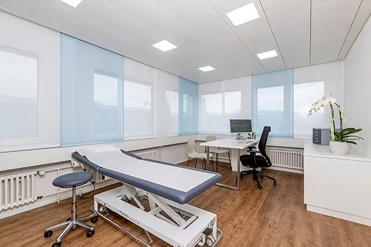 Modern und hell eingerichtetes Sprechzimmer bei Dr. Stirnimann