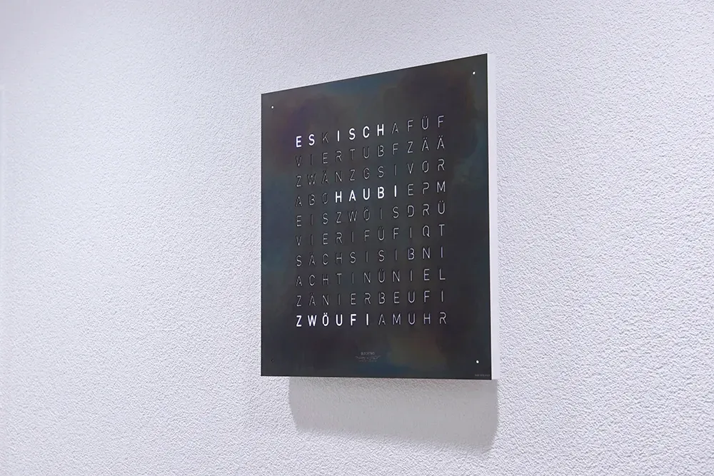Digitale Uhr, welche die Zeit in Schweizerdeutschen Worten anzeigt
