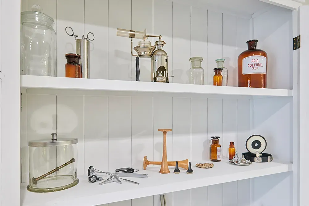 Deko: Ärztliches Instrumentarium aus prädigitaler Zeit im Ärztezentrum Attiswil-Wiedlisbach