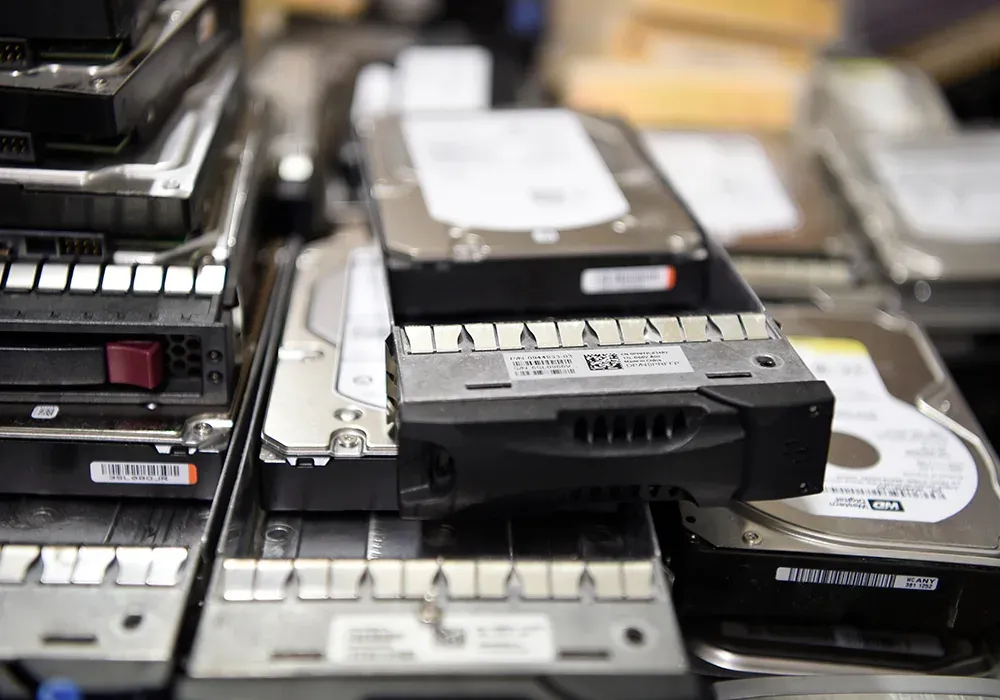 Eine Sammlung stillgelegter Harddisks, bereit zum Schreddern