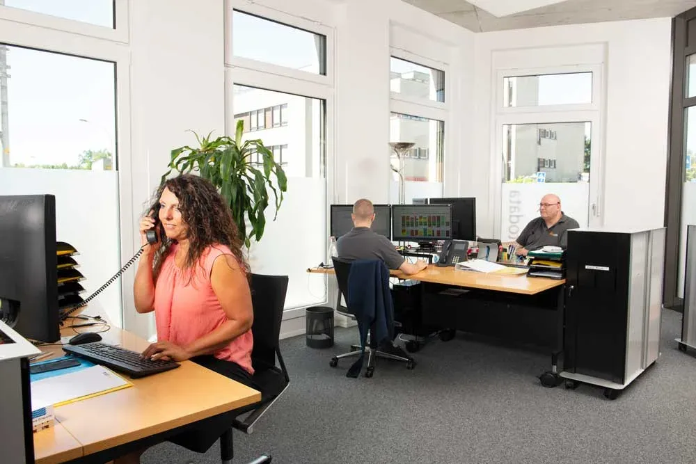 Beraterin am Schreibtisch telefonierend in der Vitodata Filiale in Orpund