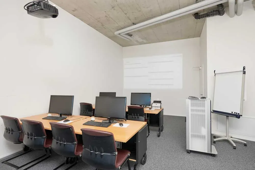 Das Schulungszimmer ist ausgestattet mit Demogeräten und eingerichtet für bis zu 12 Personen.