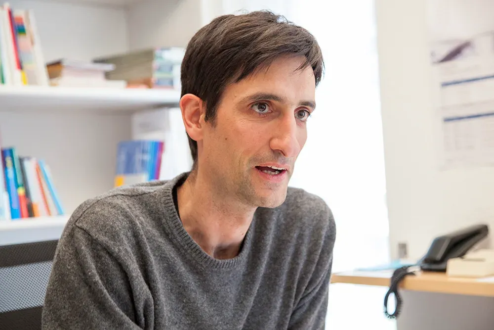 Portraitfoto von Dr. Cristian Raselli in seiner Arztpraxis