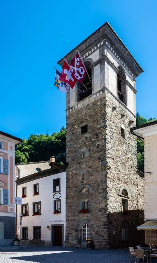Stimmungsbild aus dem Borgo von Poschiavo: Das Rathaus mit dem ehemaligen Wehrturm Torre Comunale. Foto: Vincent Pasquier