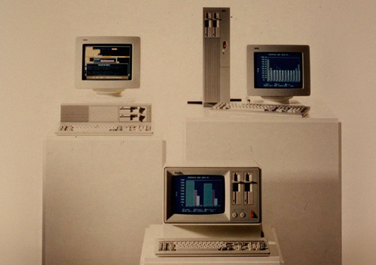 1988: Hardware aus den 80er-Jahren, zwei Monitore und Zentraleinheiten und ein dummer Terminal