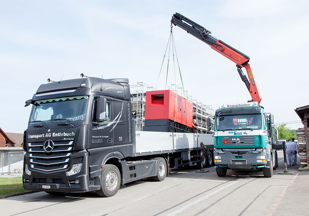Notstrom-Dieselaggregat für das Vitodata Rechenzentrum wird mit Kran vom Lastwagen gehievt 