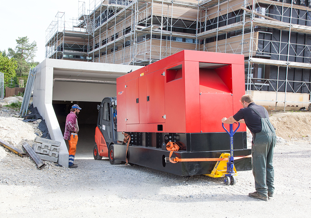 Notstrom-Dieselaggregat für das Vitodata Rechenzentrum wird auf der Baustelle vorsichtig in die Tiefgarage gefahren