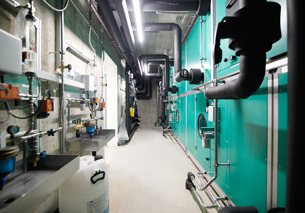 Blick in das Vitodata Rechenzentrum, Ansicht der Kühlwasseranlage mit Wärmetauschern als Teil der Klimatisierung und Raumkühlung